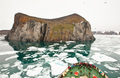 Eisbrecher Kapitan Dranytsin beim Rubini Rock (Franz Josef Land)