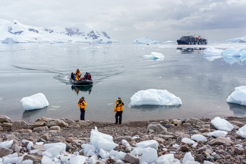 Sandra Walser approaches the beach with her Zodiac (Antarctic Peninsula) 